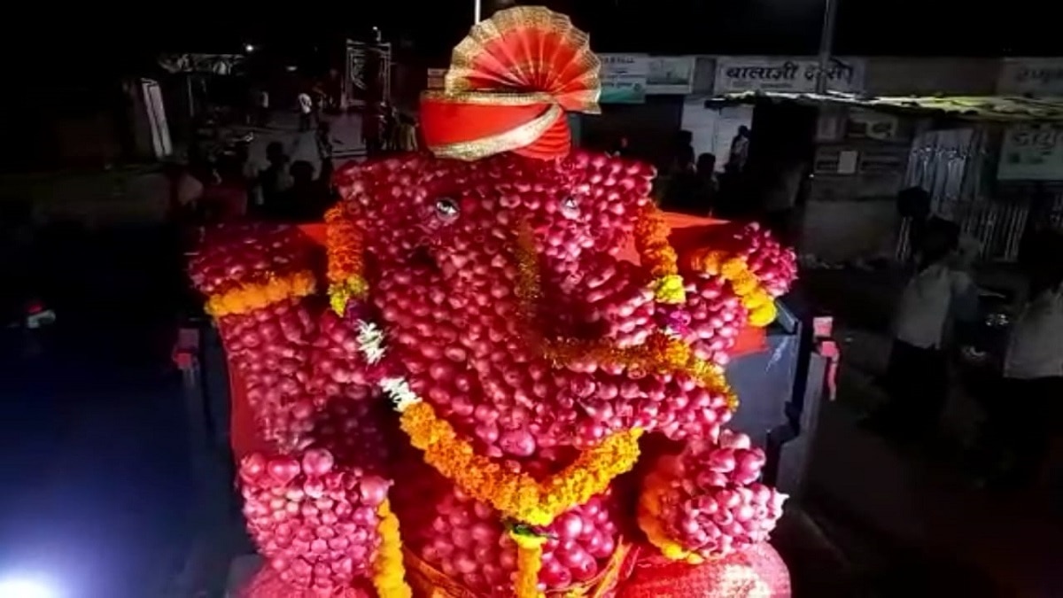 farmers made ganesh idol from onion