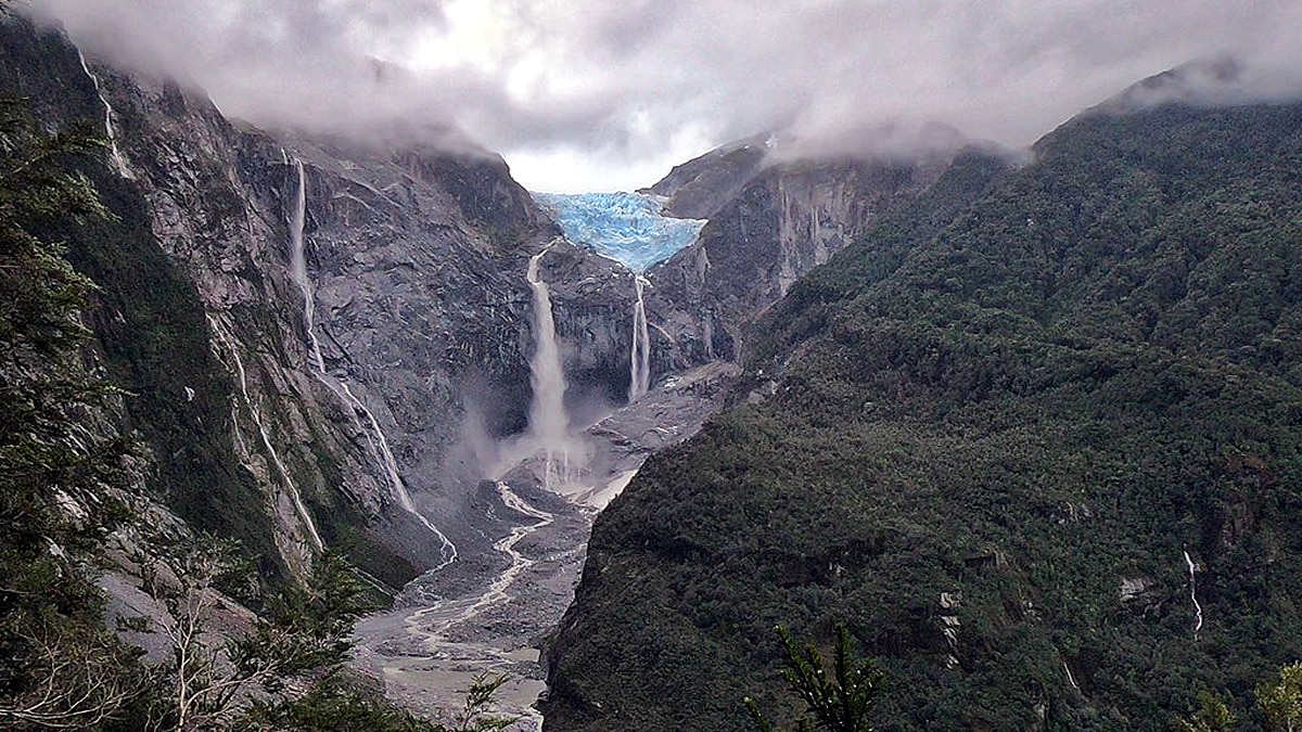 Chile's Hanging Glacier Broken
