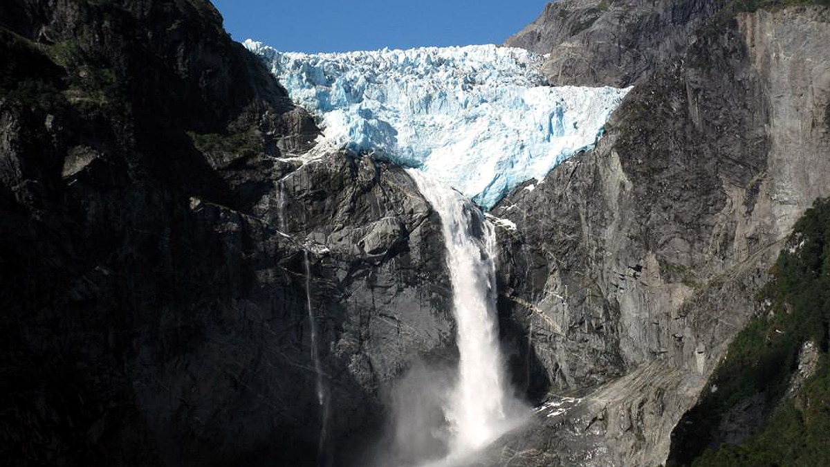 Chile's Hanging Glacier Broken