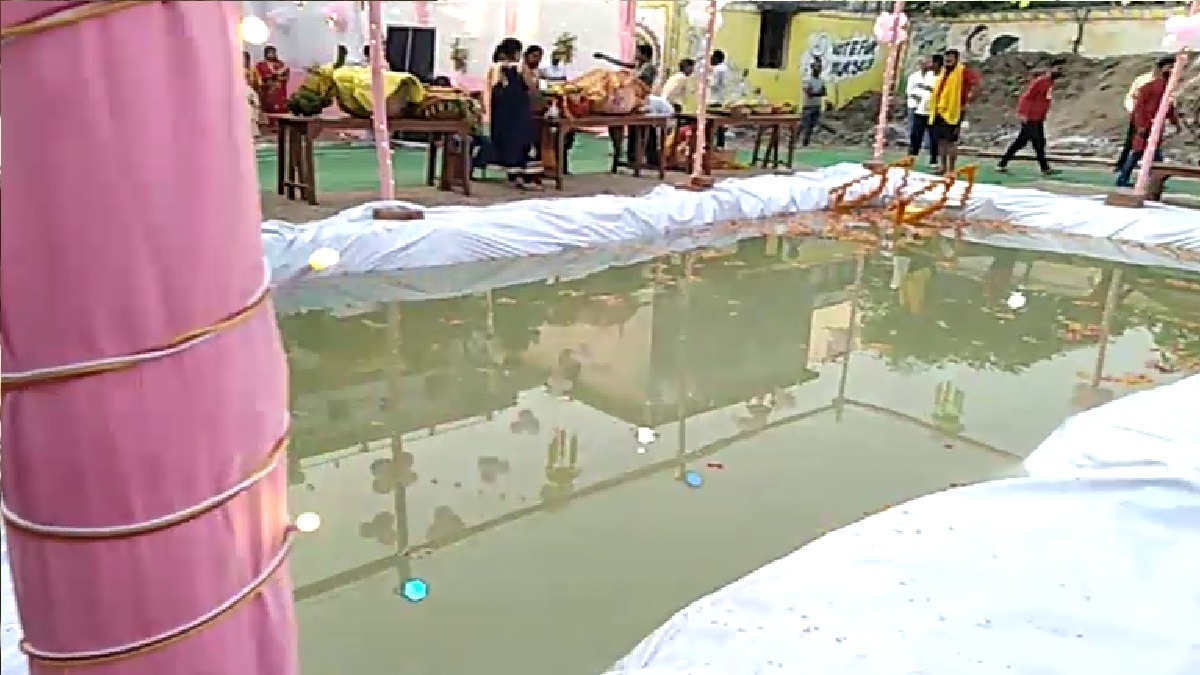 किन्नरों ने डूबते सूरज को दिया अर्घ्य