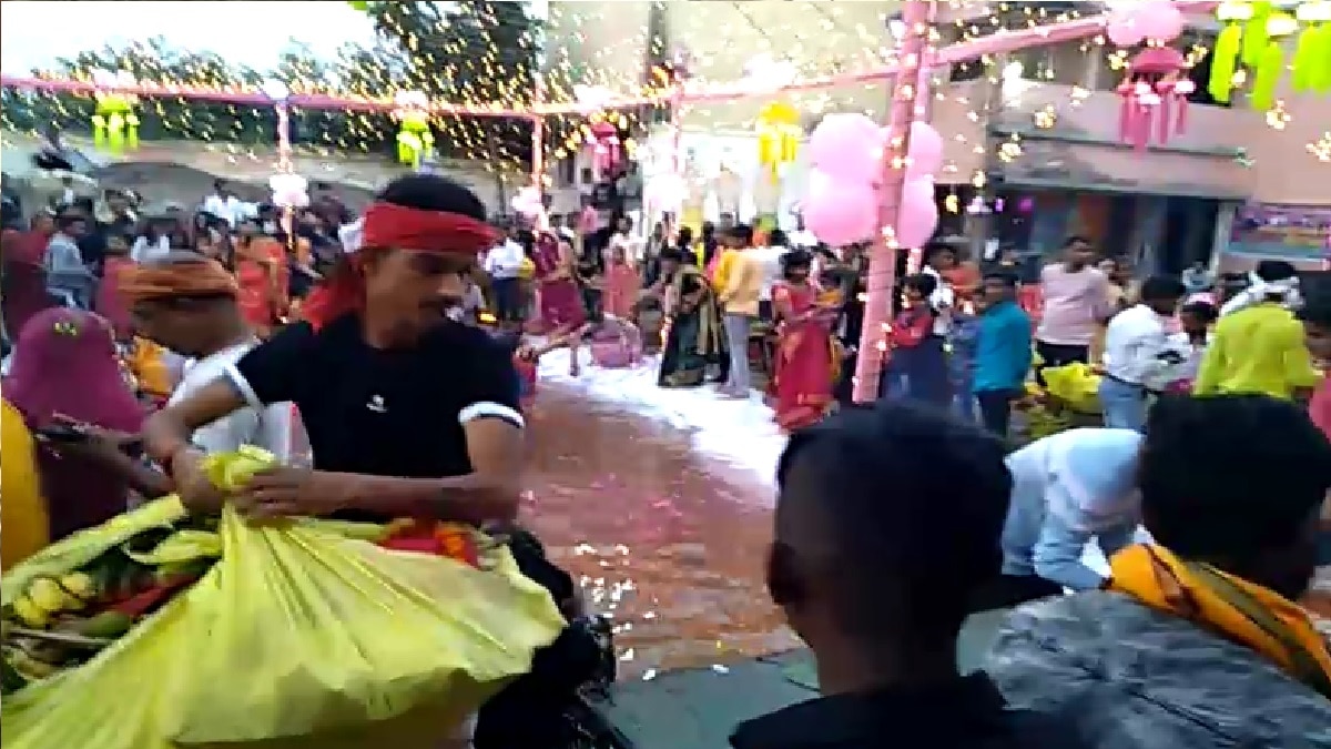 किन्नरों ने डूबते सूरज को दिया अर्घ्य