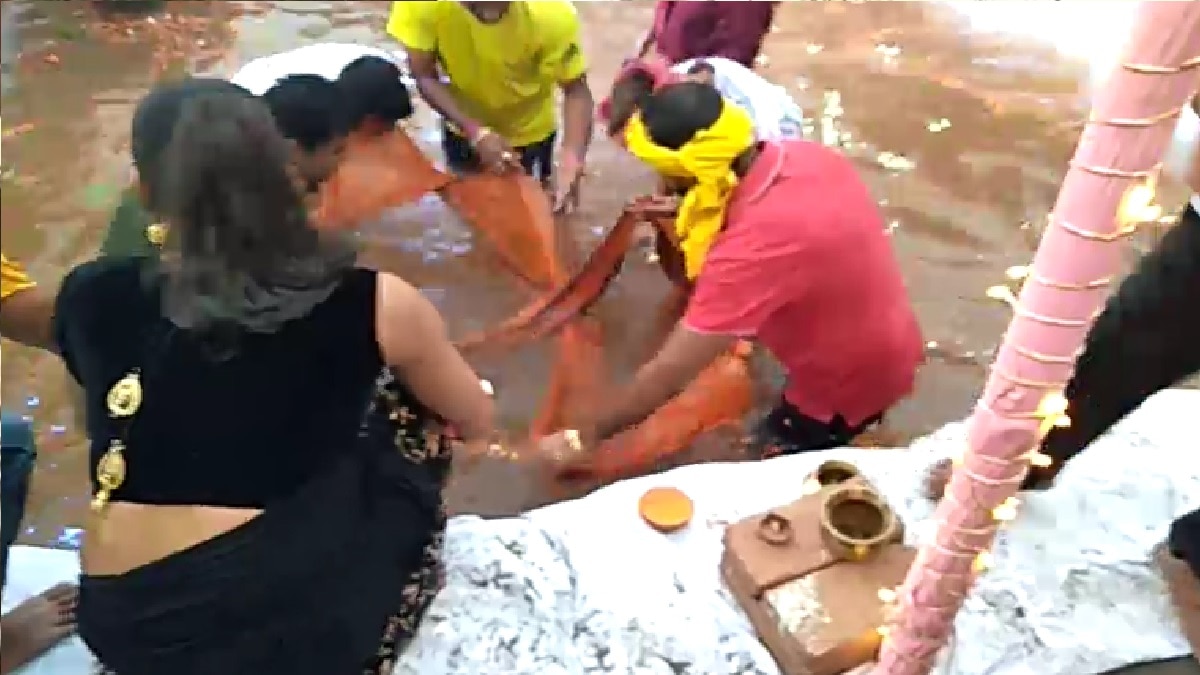 किन्नरों ने डूबते सूरज को दिया अर्घ्य