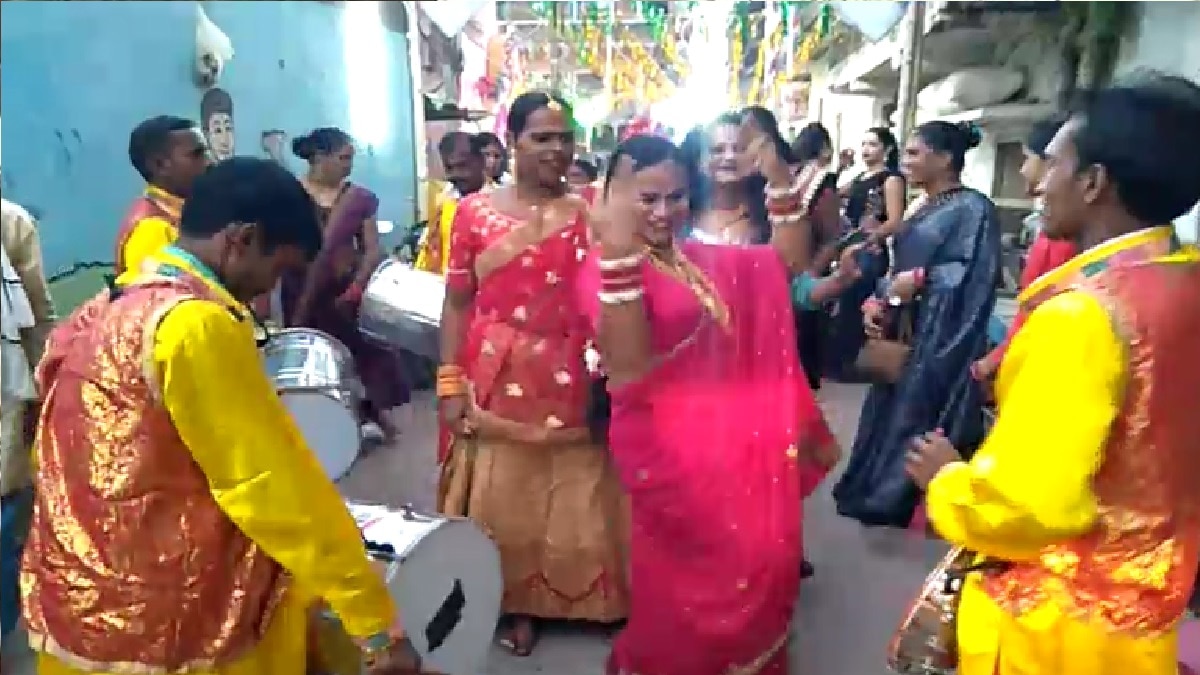 किन्नरों ने डूबते सूरज को दिया अर्घ्य