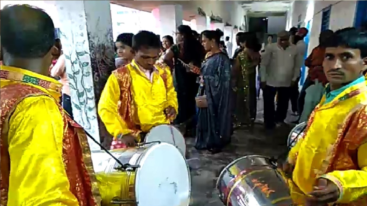 किन्नरों ने डूबते सूरज को दिया अर्घ्य