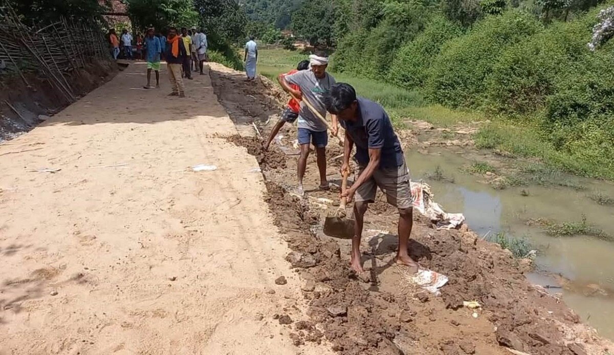 मजदूरी करते अष्टम के माता-पिता