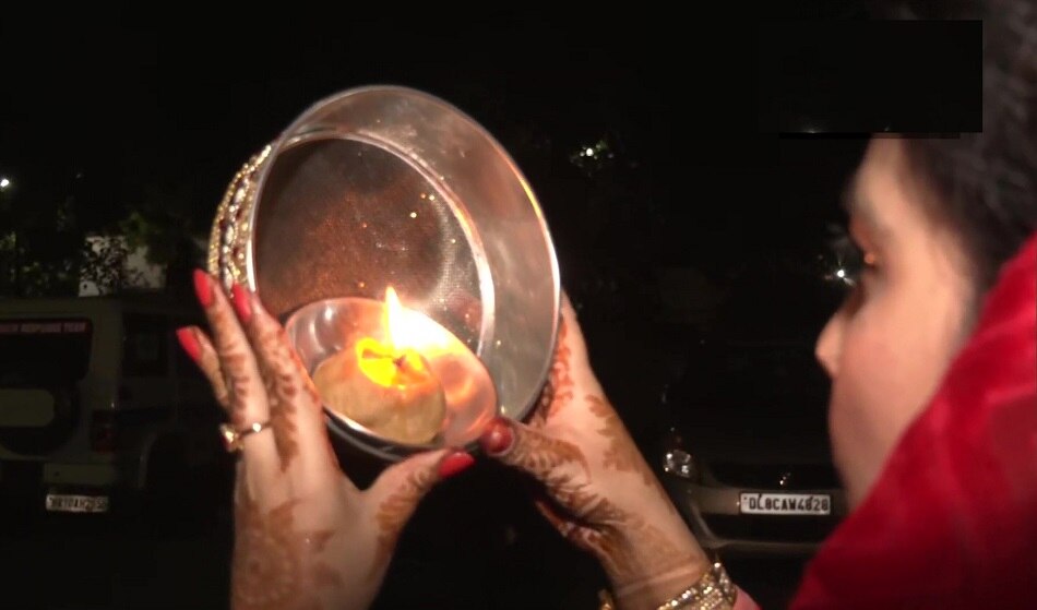 देशभर में सुहागिनों ने खोला करवा चौथ का व्रत