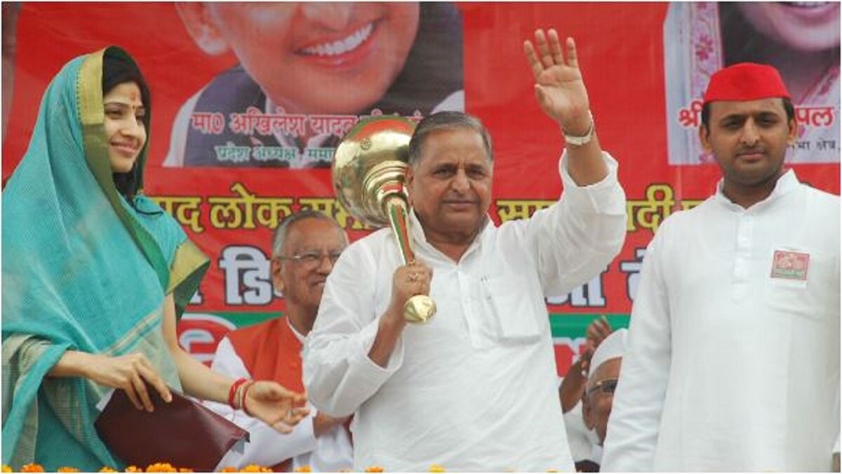बहू डिंपल और बेटे अखिलेश के साथ मुलायम (फाइल फोटो)