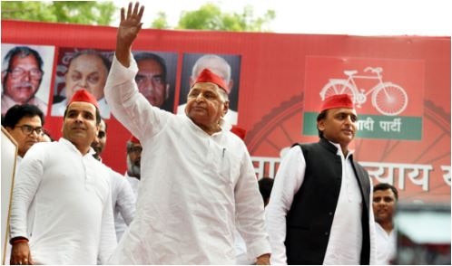 अखिलेश यादव के साथ मुलायम सिंह यादव (फाइल फोटो)