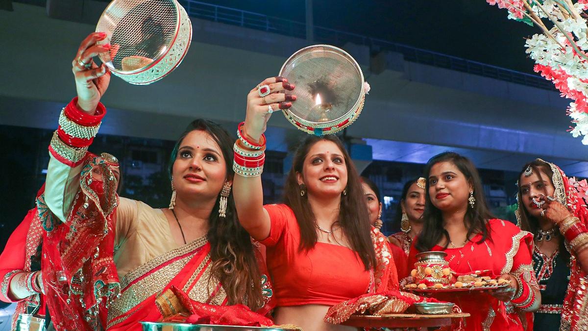 Karwa Chauth 2022: देशभर में सुहागिनों ने चांद देखकर खोला करवा चौथ व्रत, देखें तस्वीरें