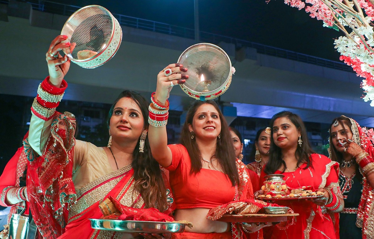 देशभर में सुहागिनों ने खोला करवा चौथ का व्रत