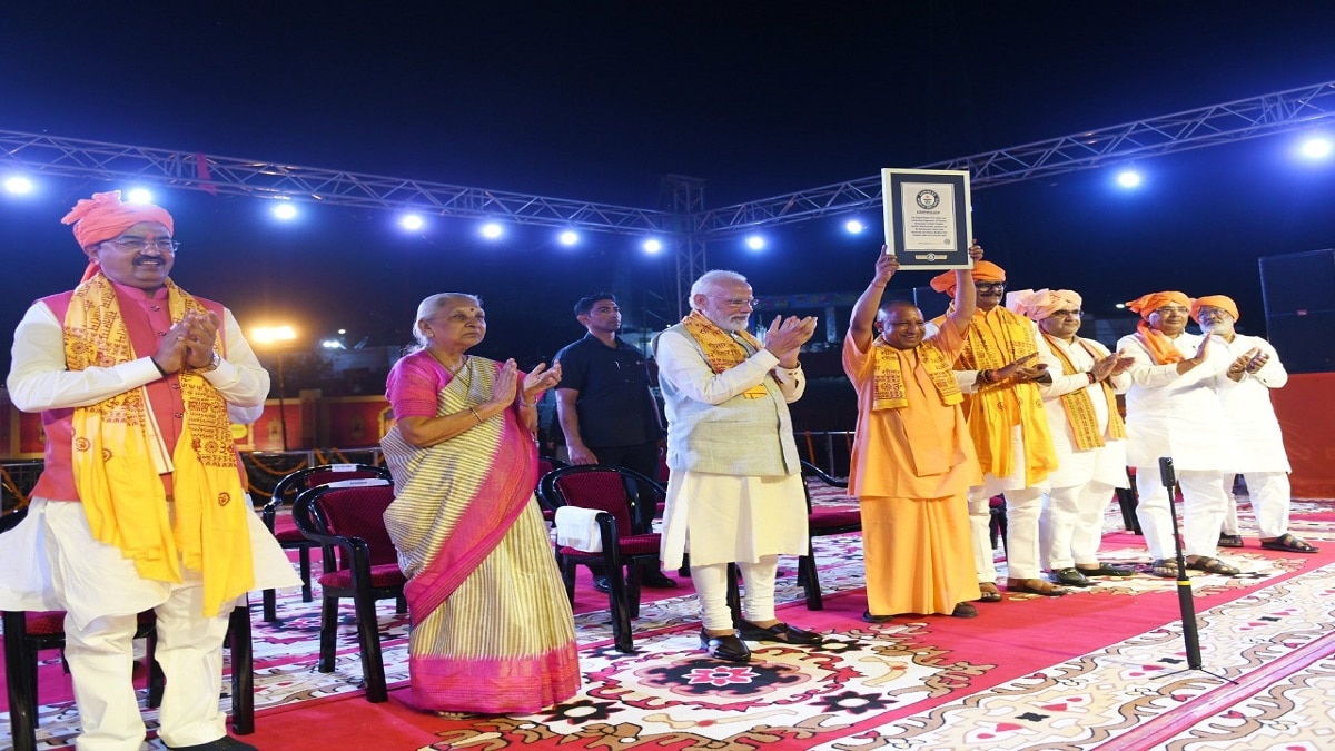 दिवाली की पूर्व संध्या पर अयोध्या में जलाए गए 17 लाख दीए, पीएम मोदी भी हुए कार्यक्रम में शामिल