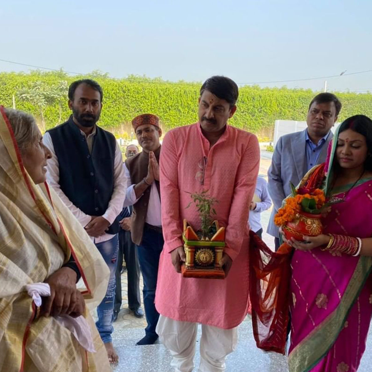 मनोज तिवारी, सुरभि तिवारी 