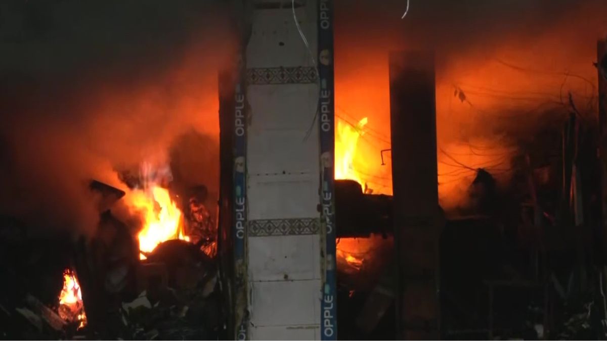 आग बुझाने के लिए 40 दमकल वाहनों को भेजा गया