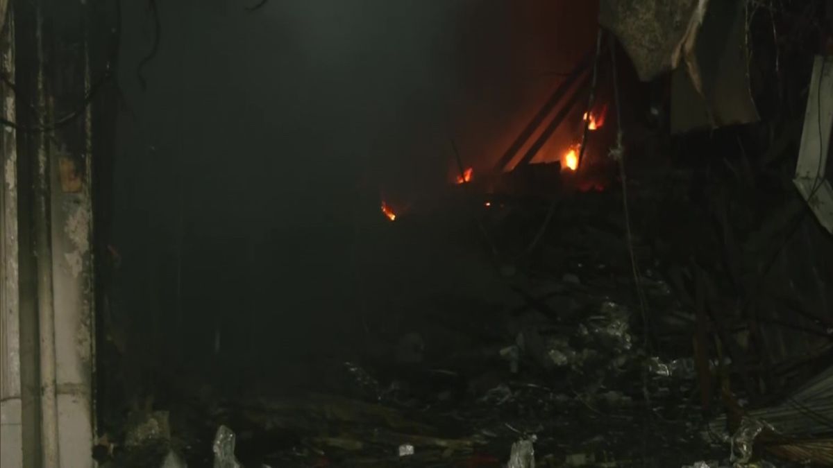 सैकड़ों दुकानें जलकर राख होने का अनुमान