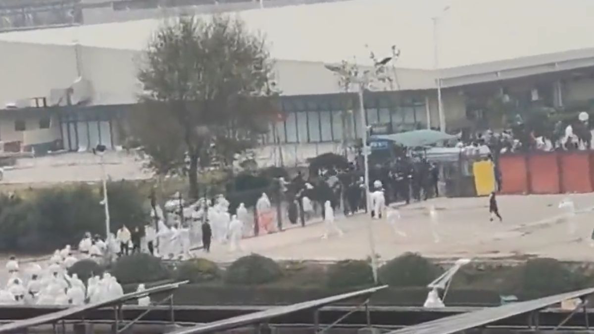 आईफोन फैक्ट्री के कर्मचारियों ने किया बवाल