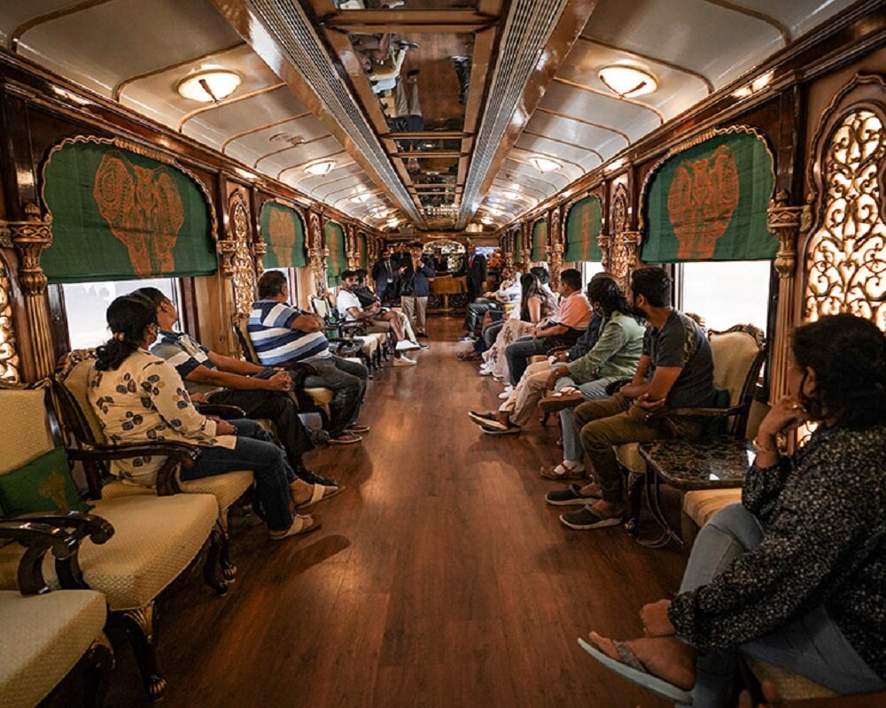 ट्रेन में शाही बार लाउंज (Photo-goldenchariot.org)