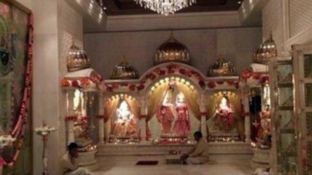 घर में 1 स्पा और मंदिर