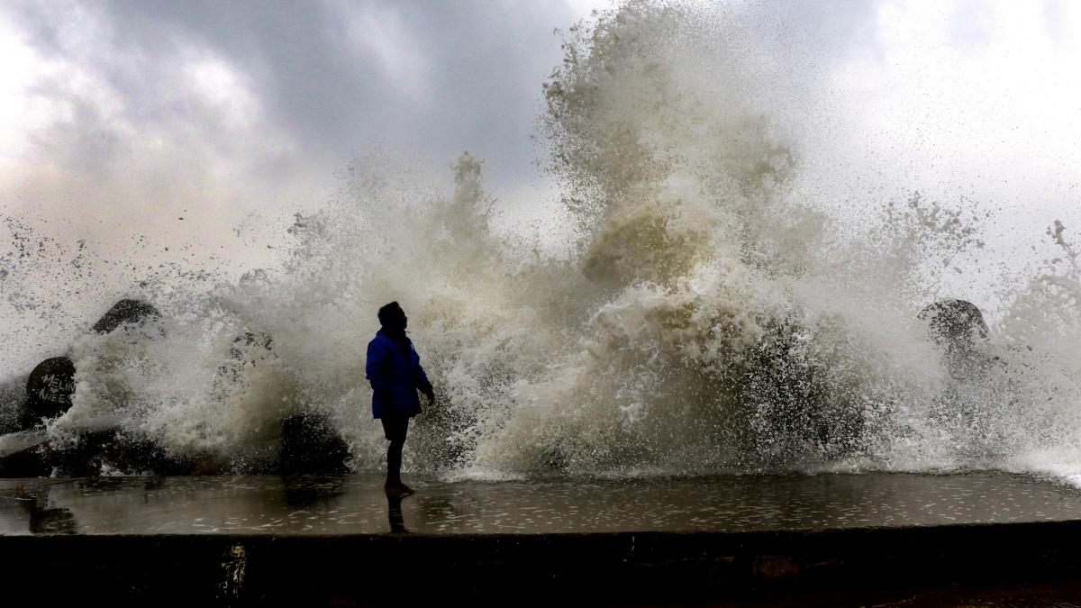 Cyclone Mandous:'मैंडूस' ने तमिलनाडु में मचाई तबाही, कई घरों की छतें उड़ीं, स्कूल-कॉलेज बंद, देखें तस्वीरें
