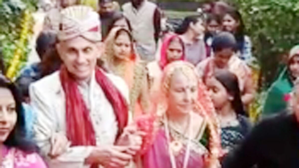 इटालियन कपल ने हिंदू रीति-रिवाज से की शादी 