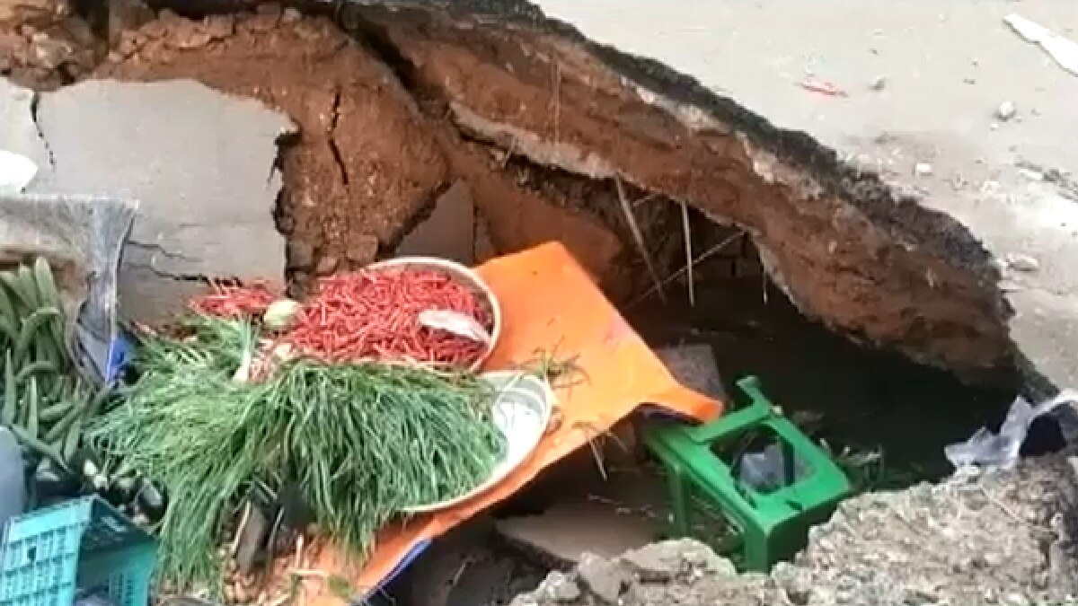 सड़क धंसने से मचा हड़कंप