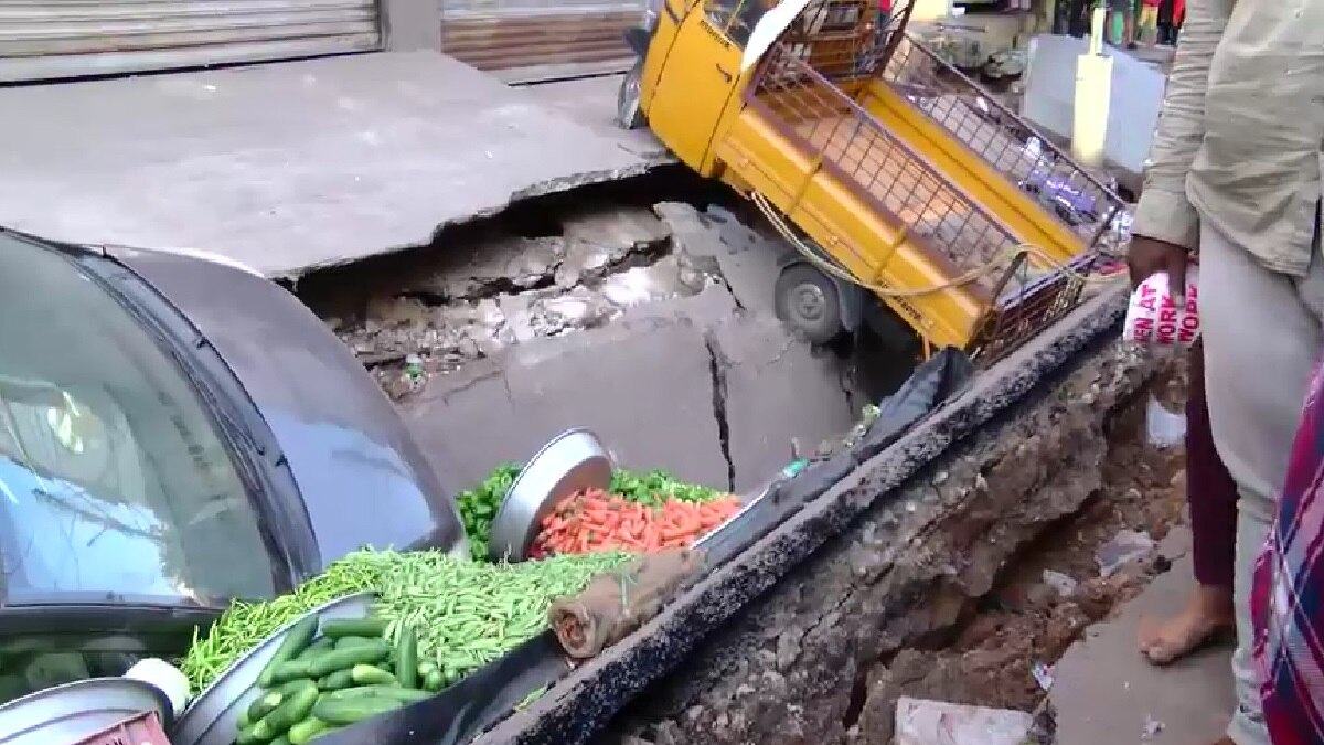 सड़क धंसने से मचा हड़कंप