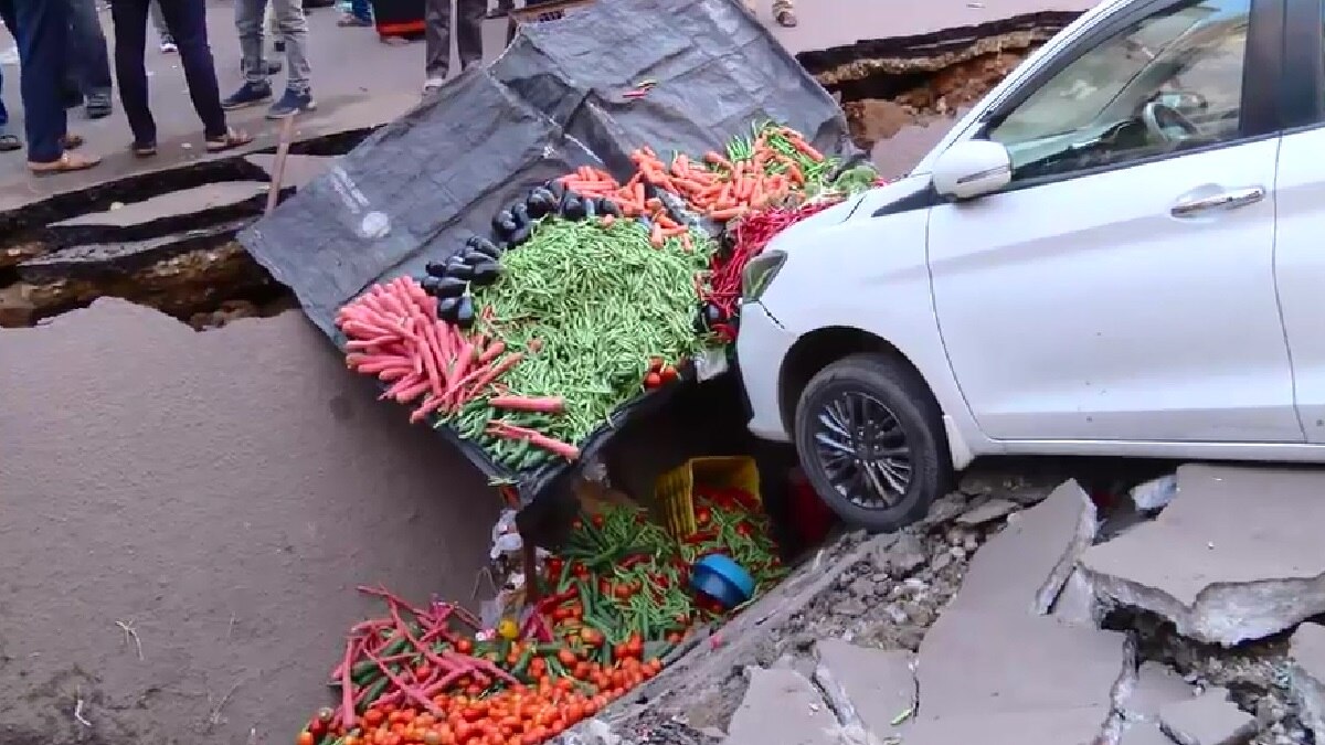 सड़क धंसने से मचा हड़कंप