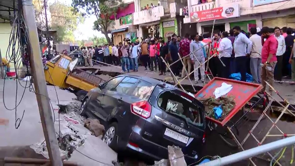 सड़क धंसने से मचा हड़कंप