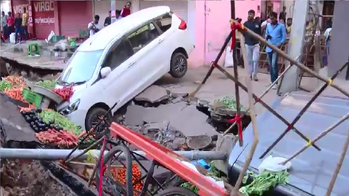 सड़क धंसने से मचा हड़कंप