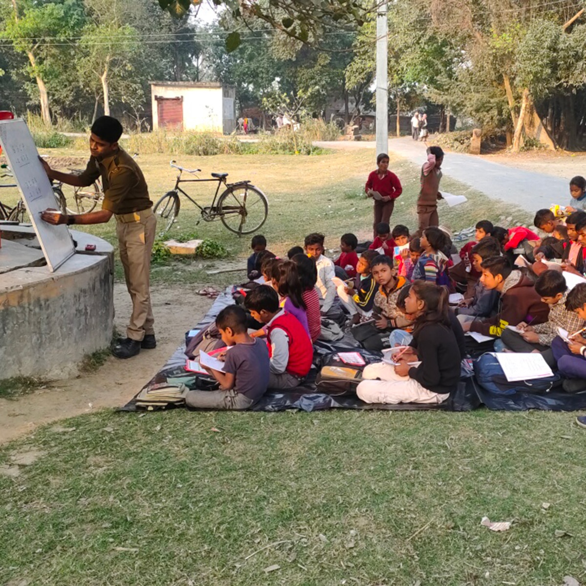 क्लास लेते सिपाही जफर (Photo: aajtak.in)