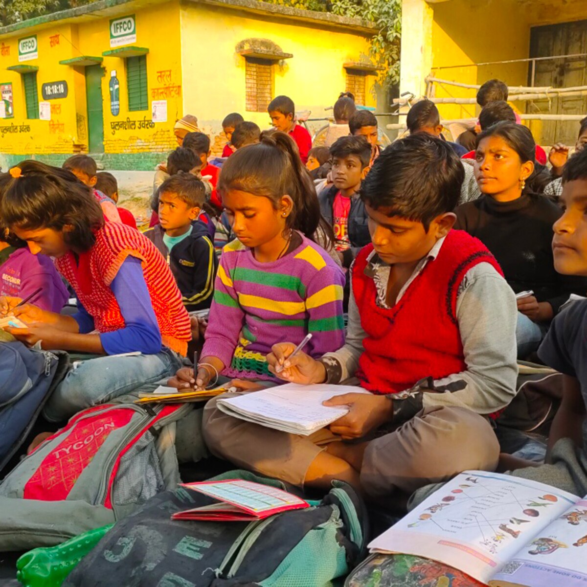 सिपाही जफर की क्लास में पढ़ते बच्चे (Photo: aajtak.in)