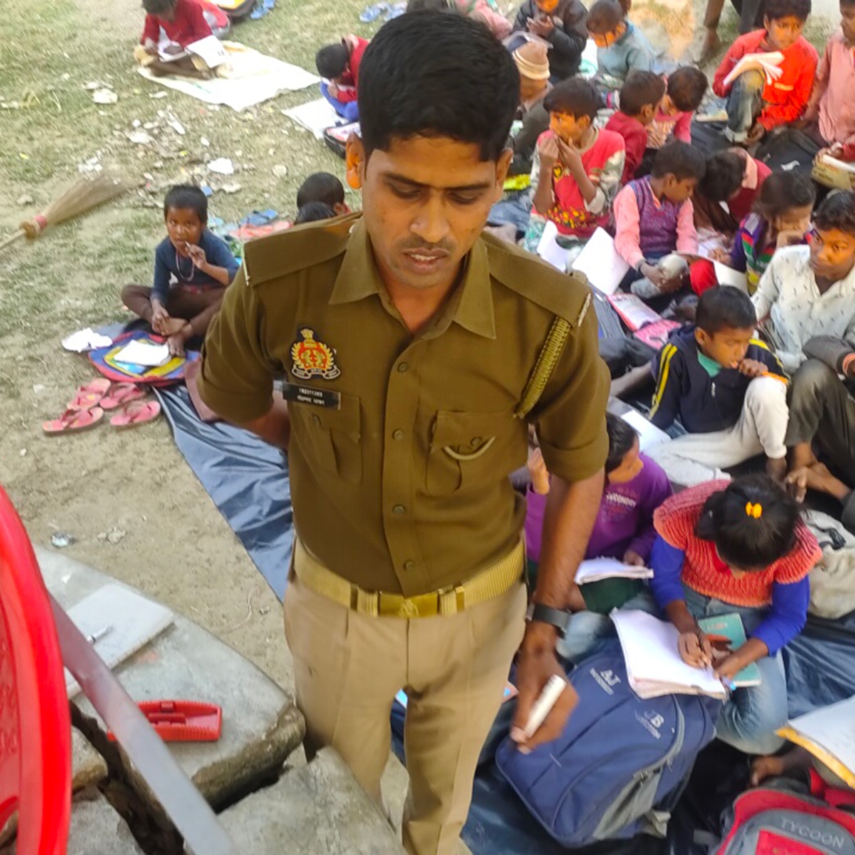 क्लास लेते सिपाही मो. जफर (Photo: aajtak.in)