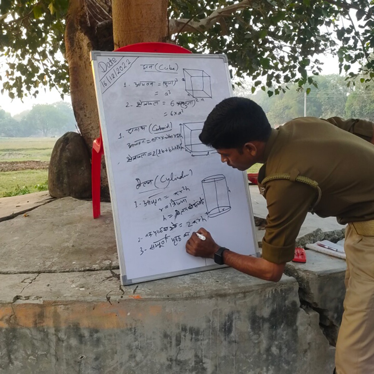 क्लास लेते सिपाही मो. जफर (Photo: aajtak.in)