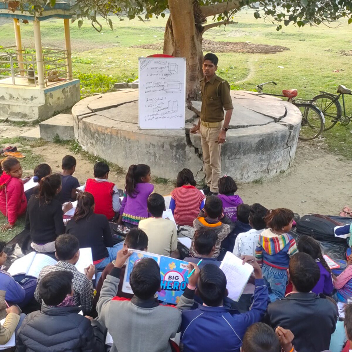 क्लास लेते सिपाही मो. जफर (Photo: aajtak.in)