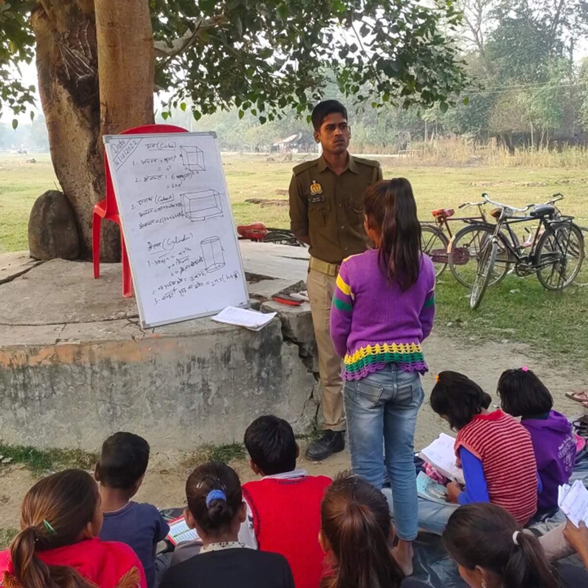 बच्ची से सवाल पूछते सिपाही मो. जफर (Photo: aajtak.in)