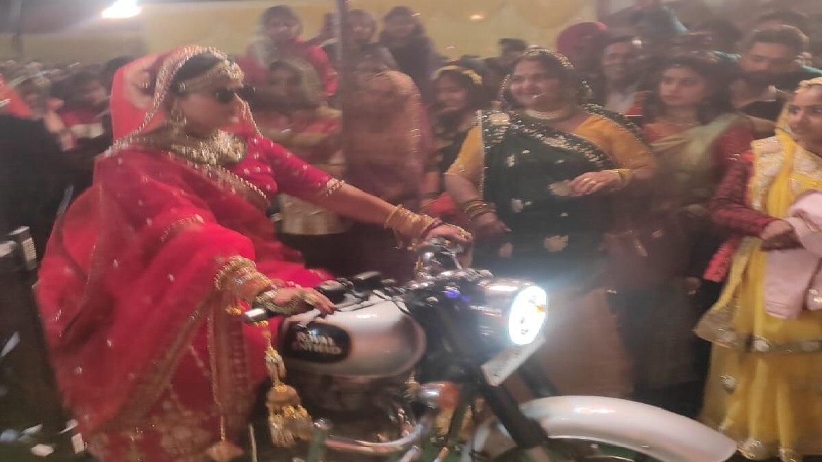 बिंदास अंदाज में दुल्हन की एंट्री