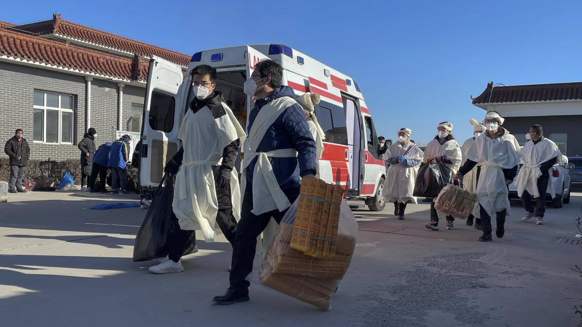 चीन में कोरोना से तबाही, अस्पतालों में उमड़ रही भीड़, तस्वीरों में देखें कैसे हैं हालात