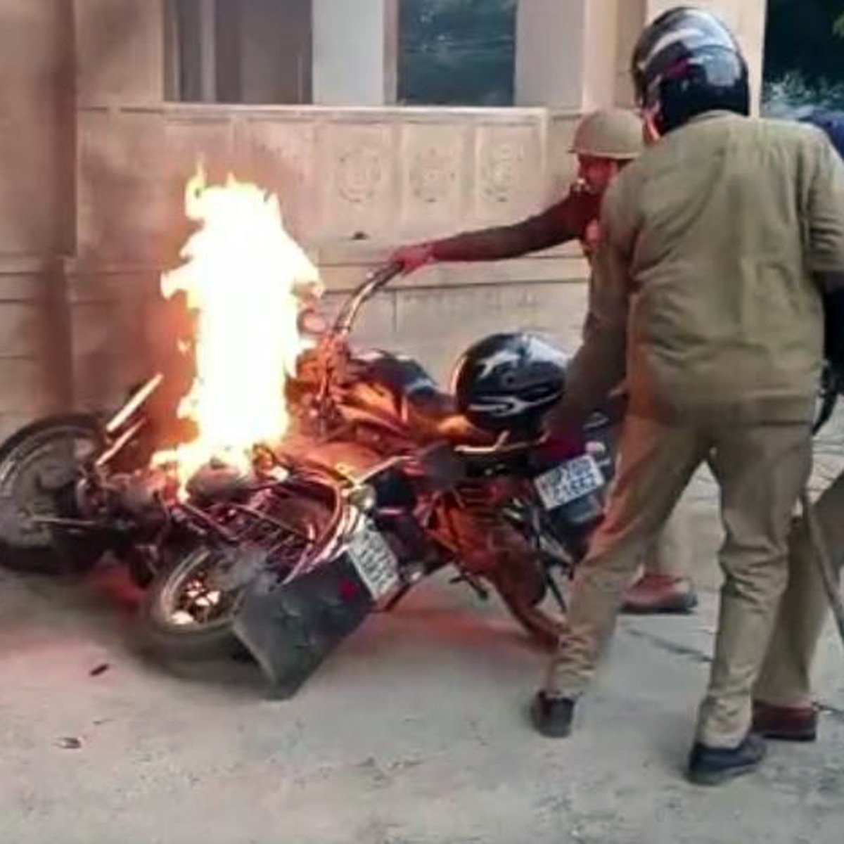 इलाहाबाद यूनिवर्सिटी में हिंसा