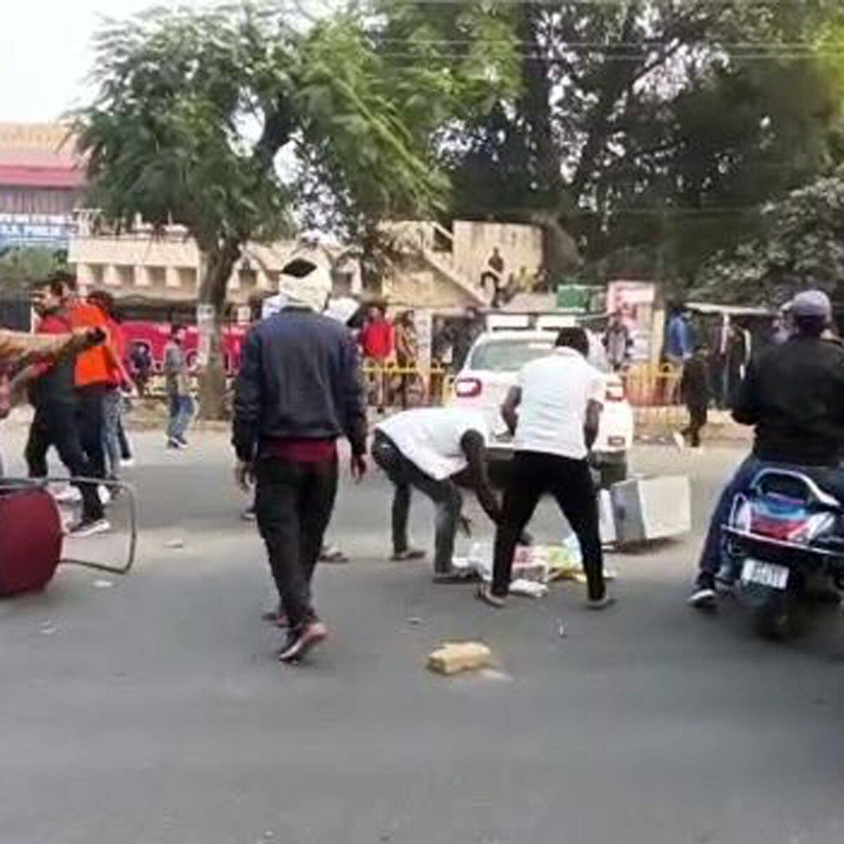 इलाहाबाद यूनिवर्सिटी में हिंसा