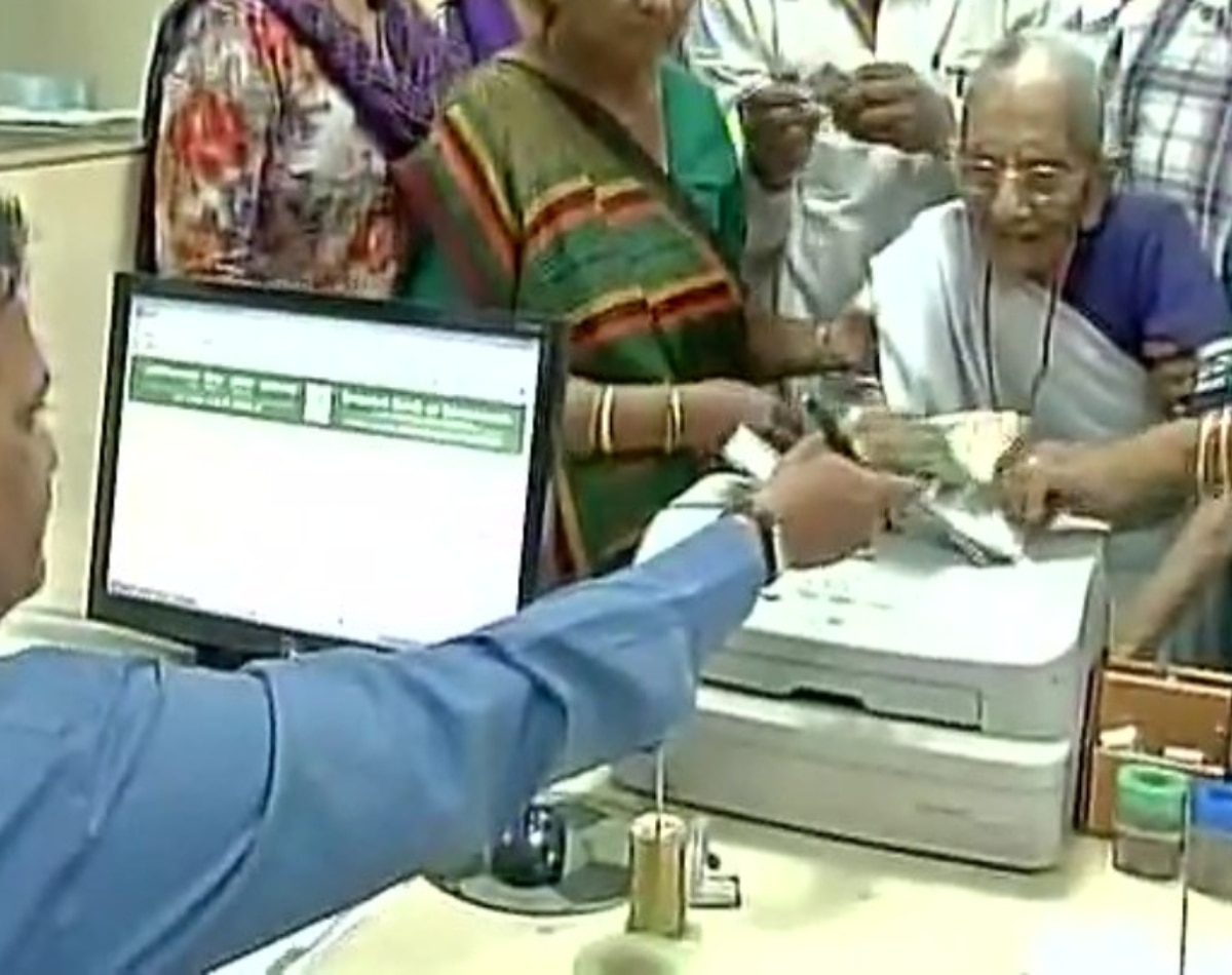 बैंक पहुंचकर बदलवाए थे 4500 रुपये