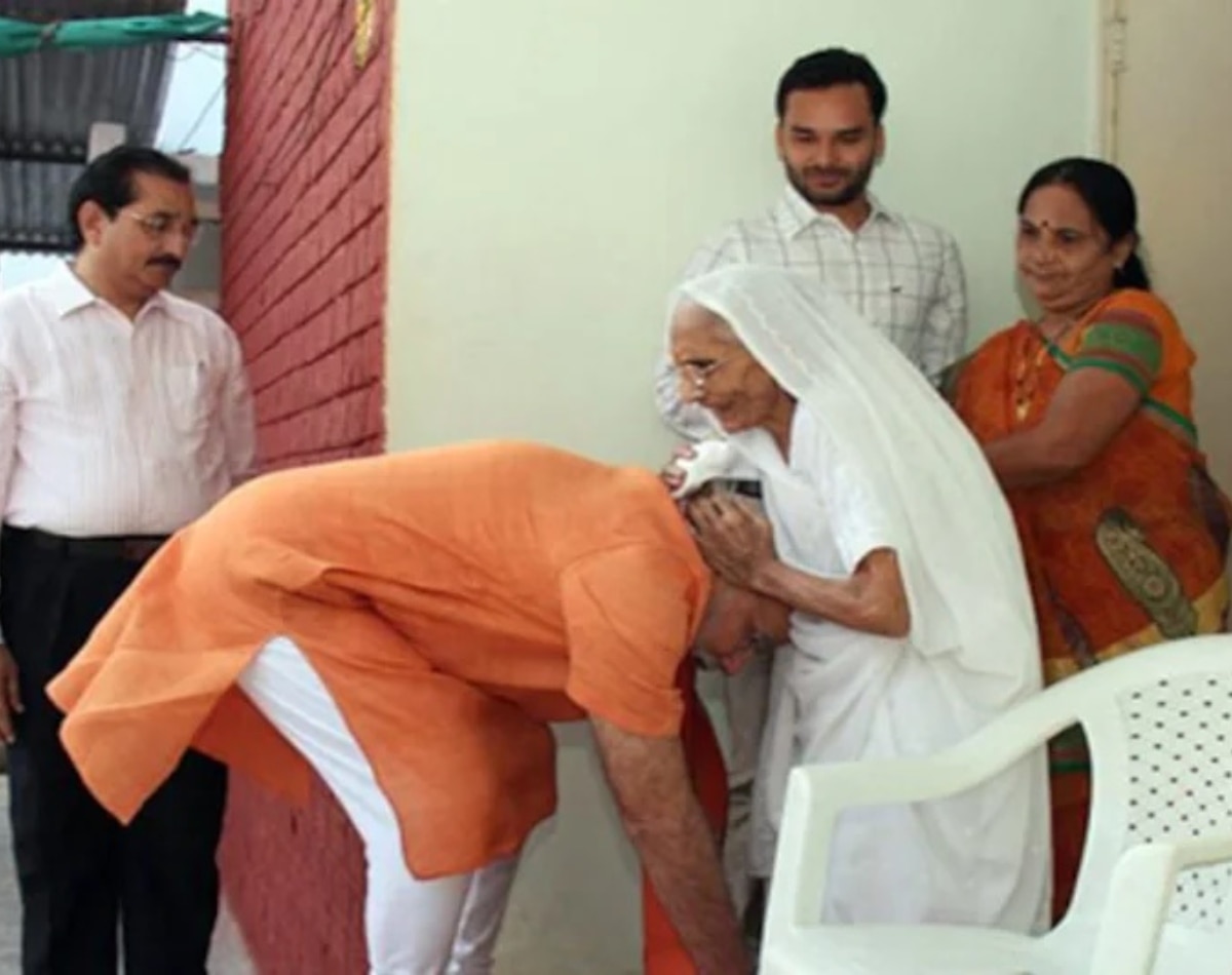 PM बनने के बाद जब मां के पास पहुंचे थे मोदी 