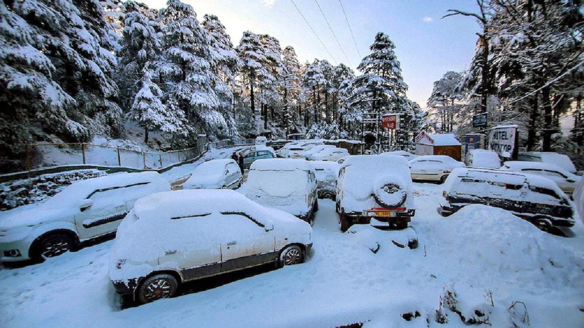 घाटी में बर्फबारी से चढ़ा पारा, तस्वीरों में देखें कश्मीर की वादियों के नजारे