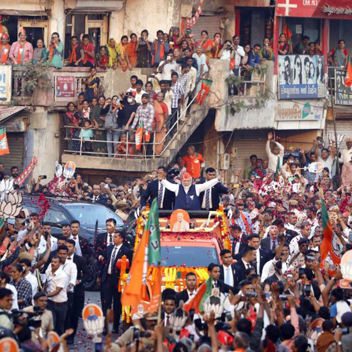 पीएम मोदी रोड शो