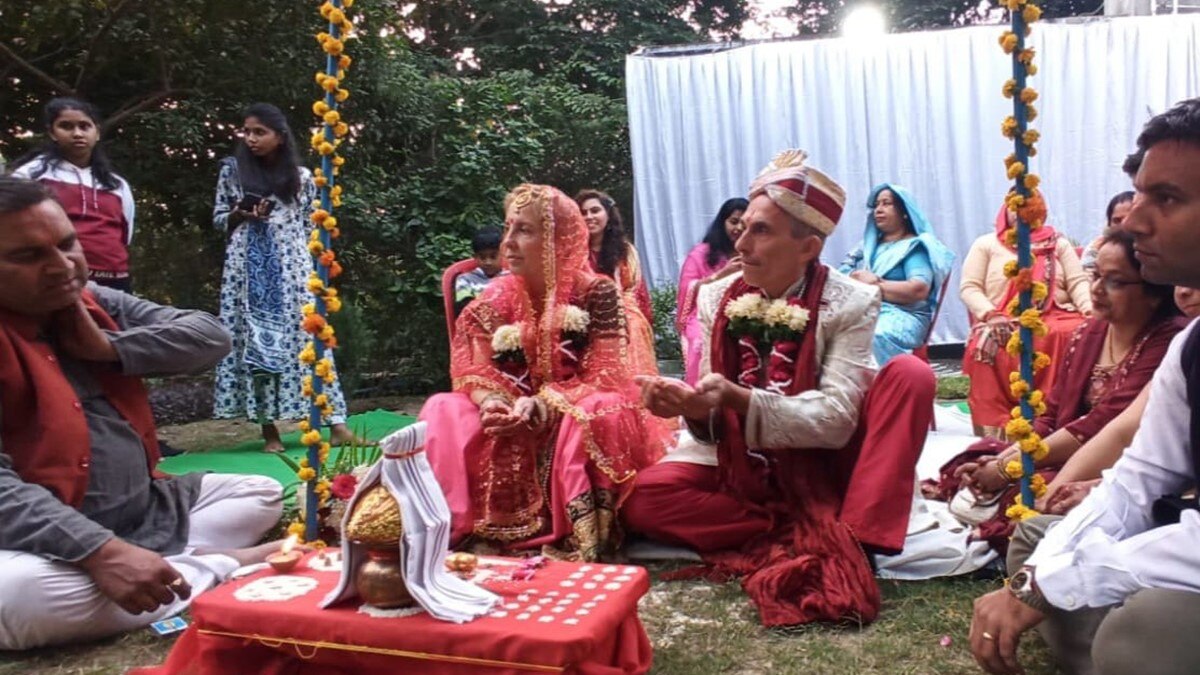 इटालियन कपल ने हिंदू रीति-रिवाज से की शादी 