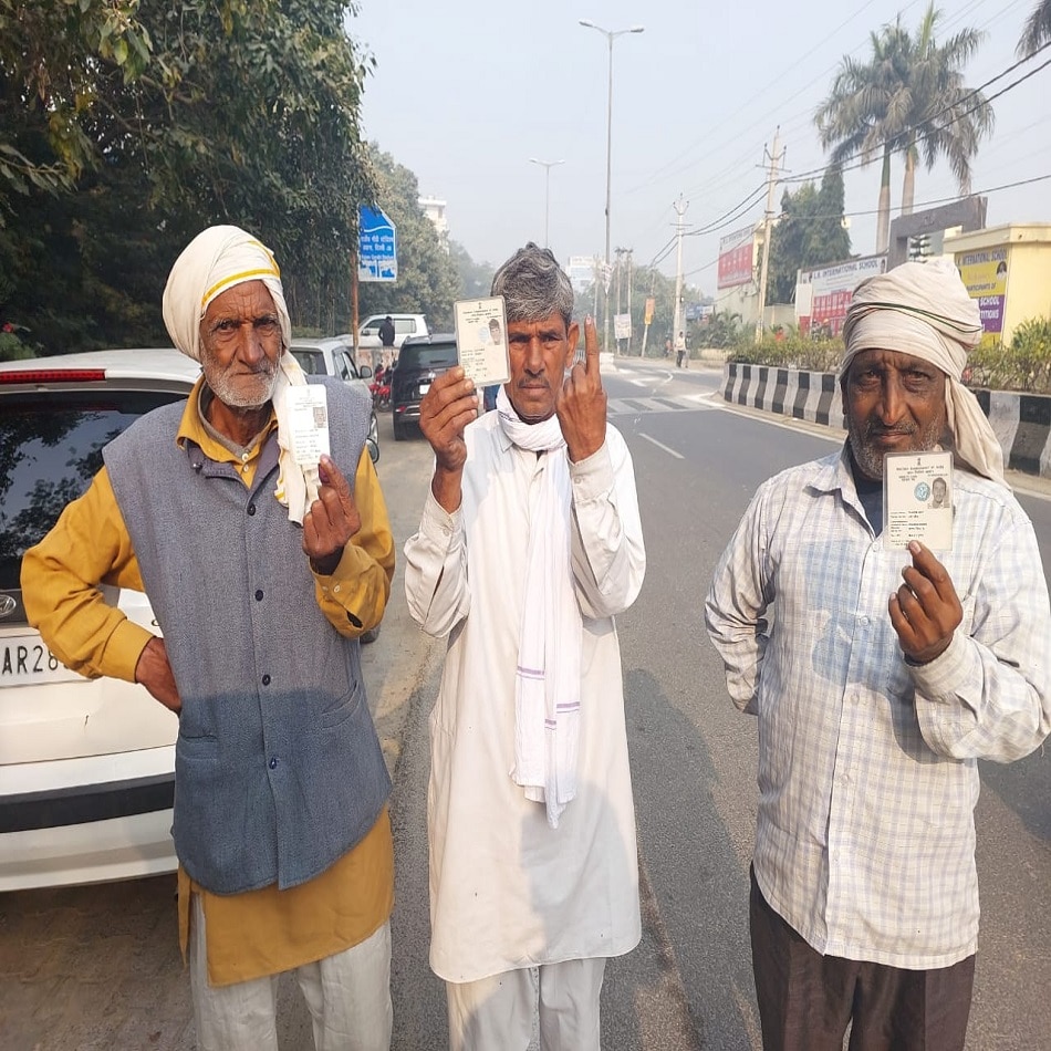वोट डालने आए वृद्ध अपनी आईडी दिखाते हुए.