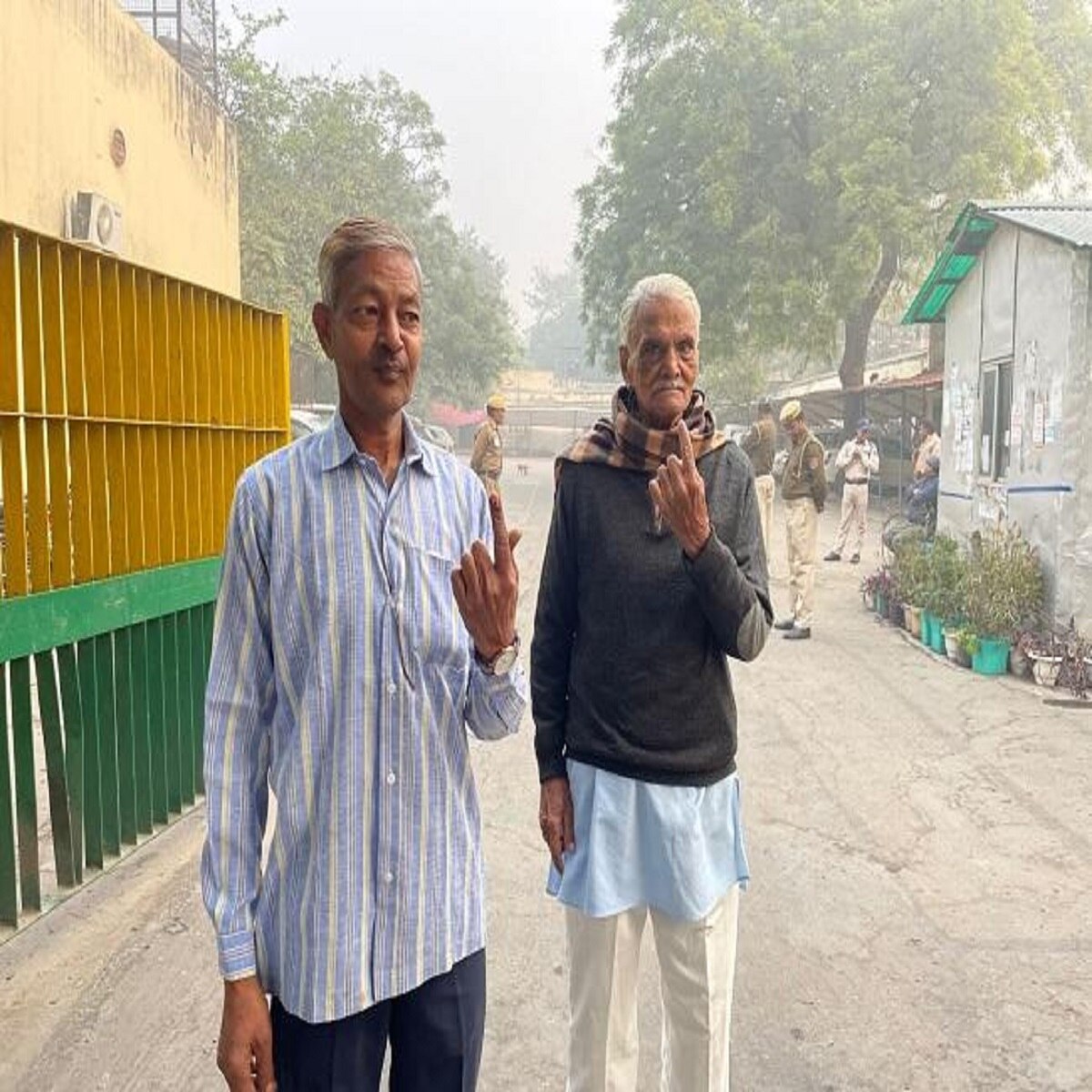 सिविल लाइंस में वरिष्ठ नागरिकों ने किया मतदान