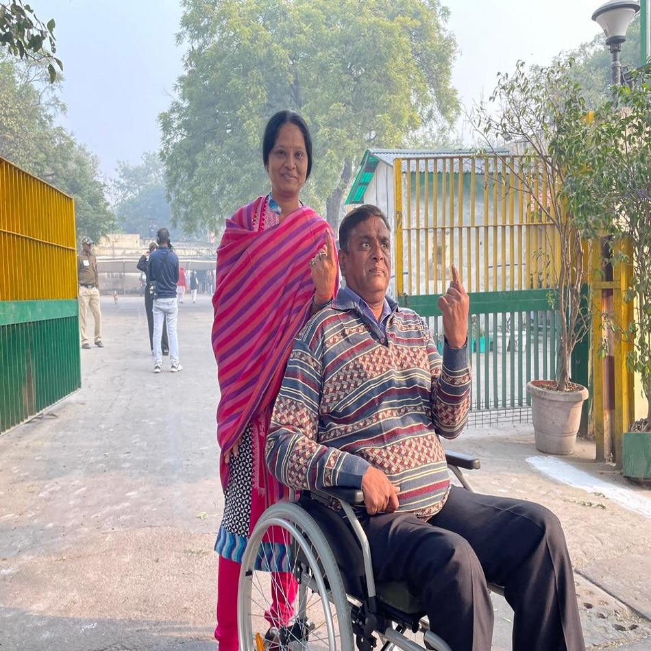 व्हीलचेयर पर होने के बावजूद वोट डालने पहुंचे, पत्नी ने भी किया मतदान