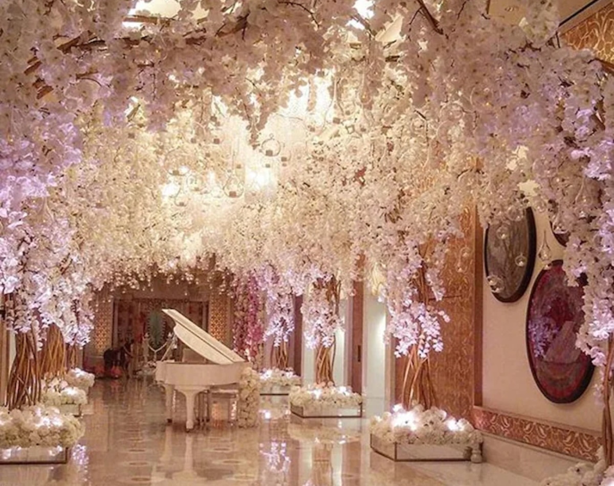 फूलों से सजाया जा रहा Antilia