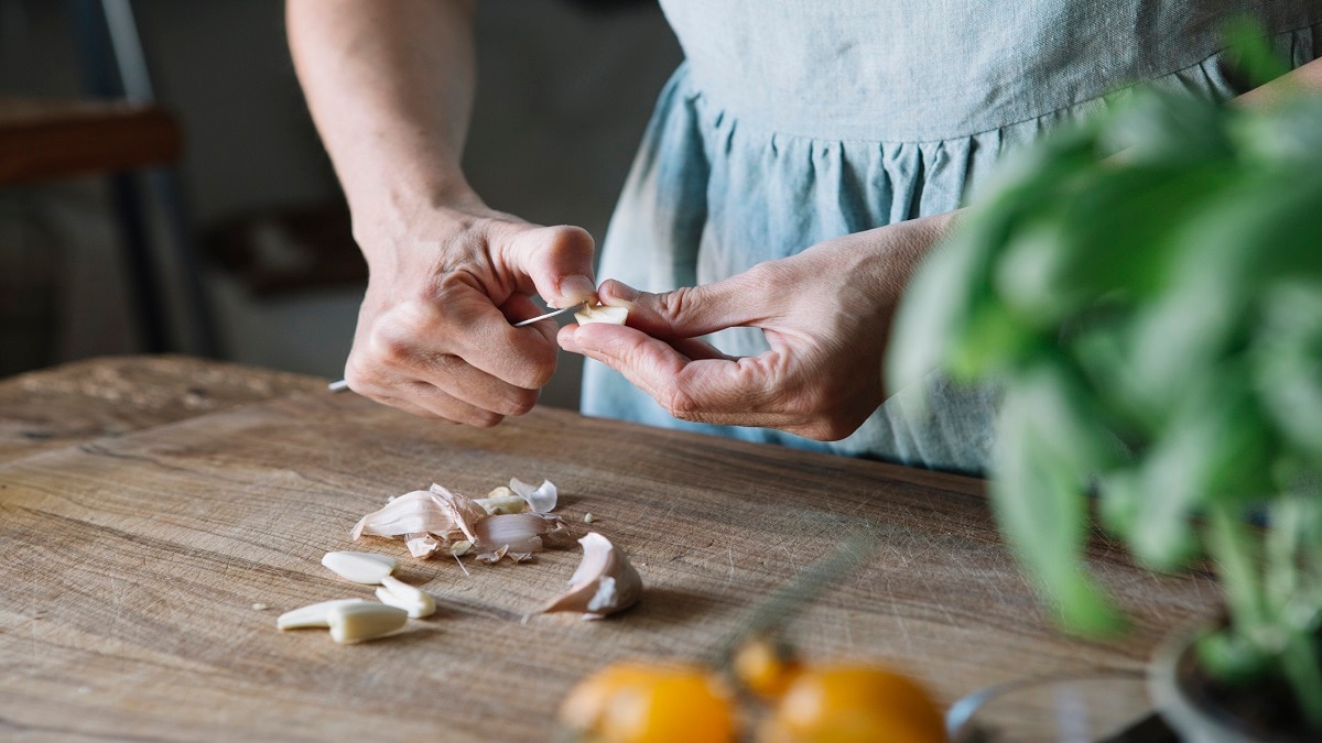 Easy way to peel garlic