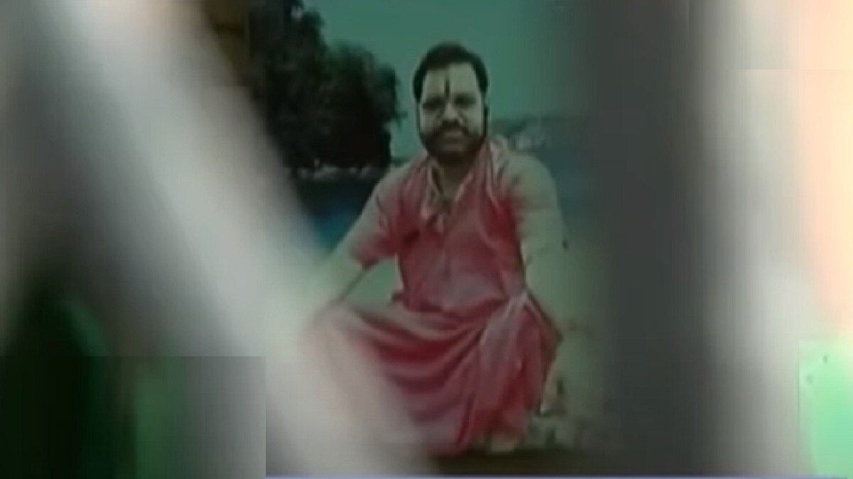 बहुत शातिर है ये बाबा