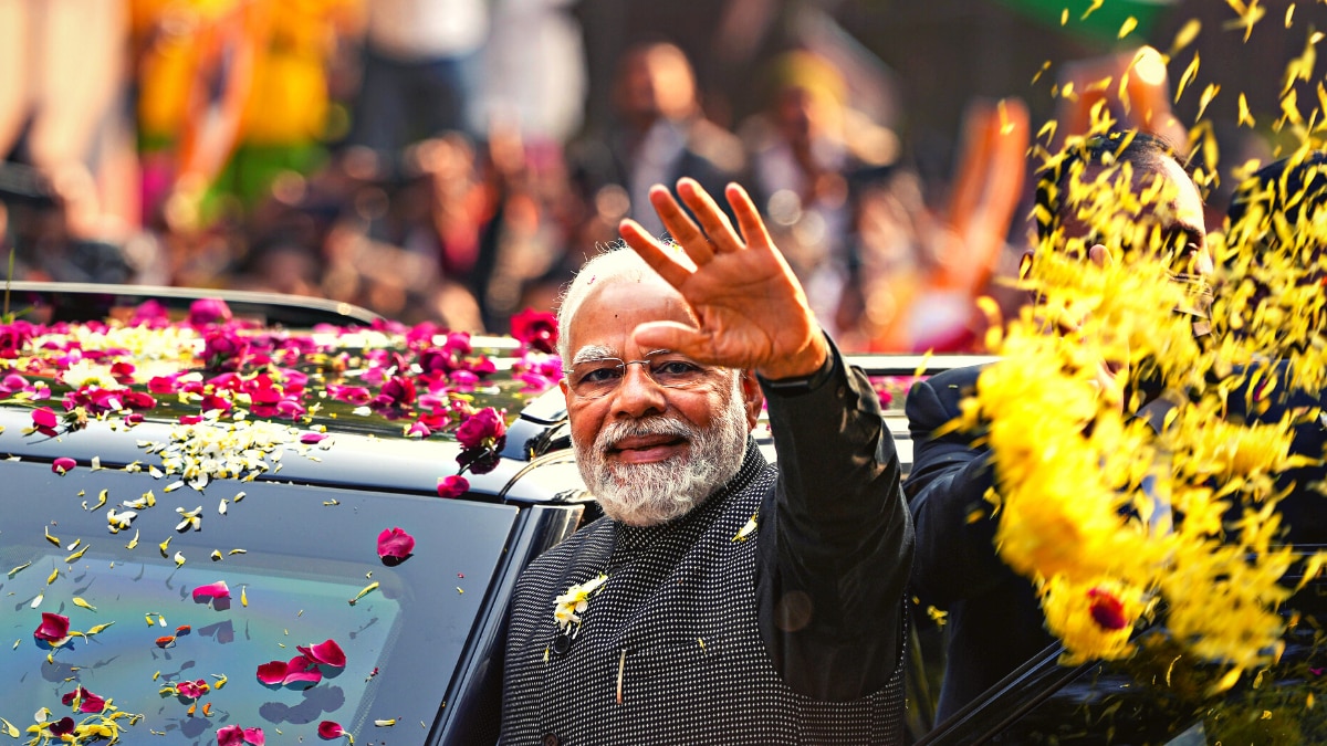 कार्यकर्ताओं ने बरसाए फूल